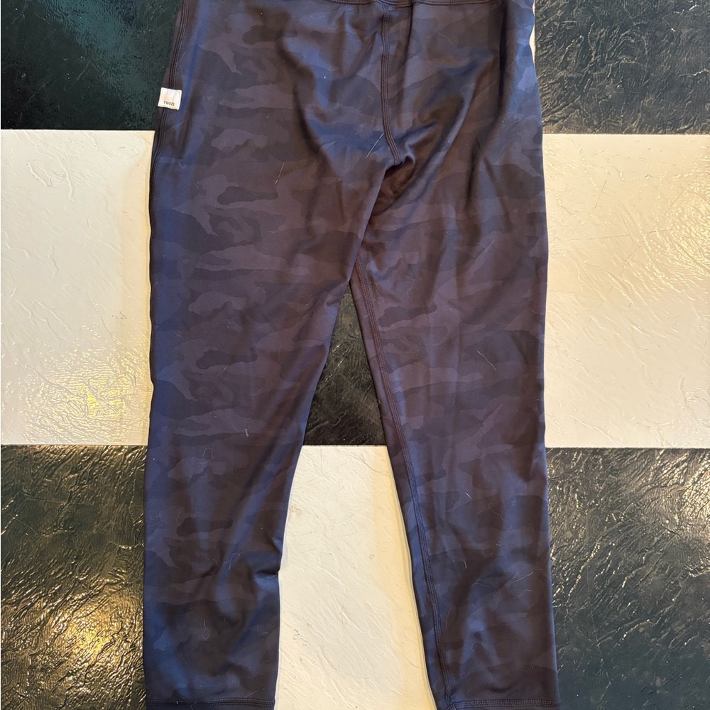 VUORI BLACK CAMO WORKOUT LEGGINGS NEVER BEEN WORN STILL SMELL BRAND NEW
